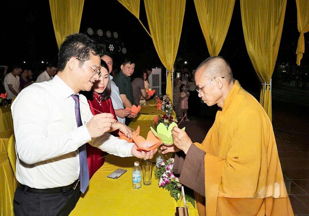 Các đại biểu thực hiện nghi thức&nbsp;thả đèn hoa đăng tại lễ khai mạc