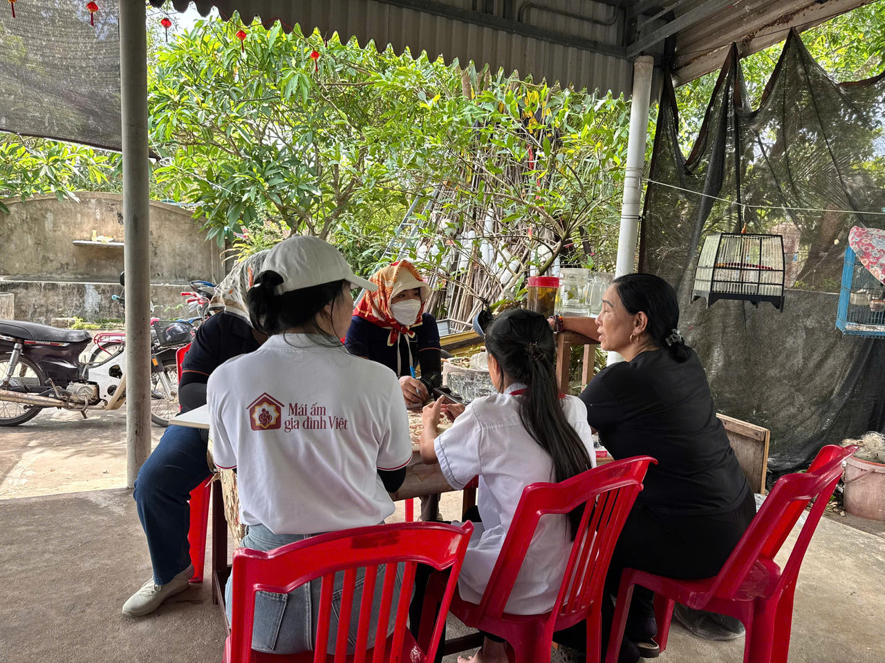 Ekip chương trình Mái ấm gia đình Việt khảo sát nhân vật tại các tỉnh khu vực Bắc Trung Bộ.