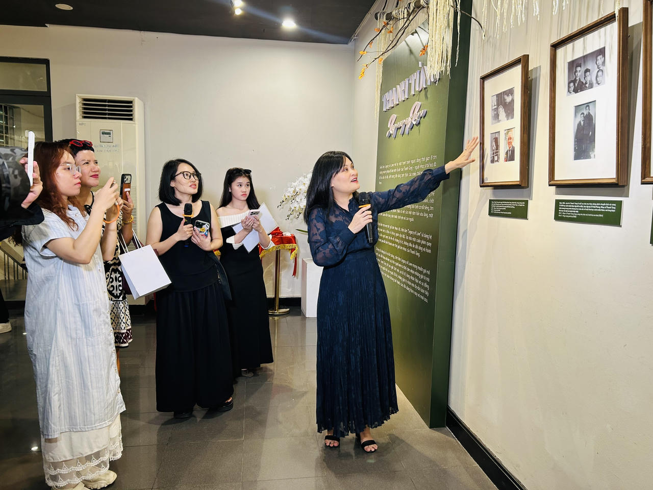 Chị Bạch Dương, con gái nhạc sĩ Thanh Tùng giới thiệu về triển lãm “Thanh Tùng - Di sản của tình yêu- “Legacy of love” (Ảnh: Thùy Dương).
