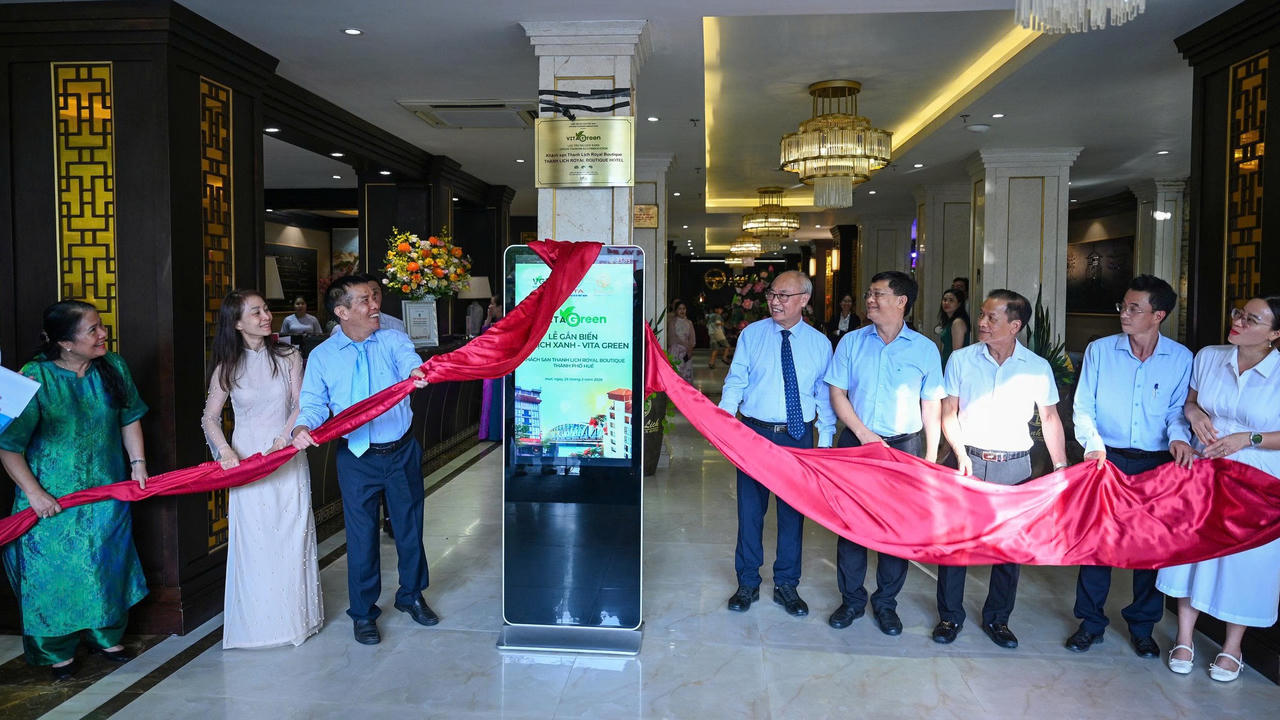 Huế có khách sạn đầu tiên được gắn biển 'Du lịch xanh VITA GREEN'