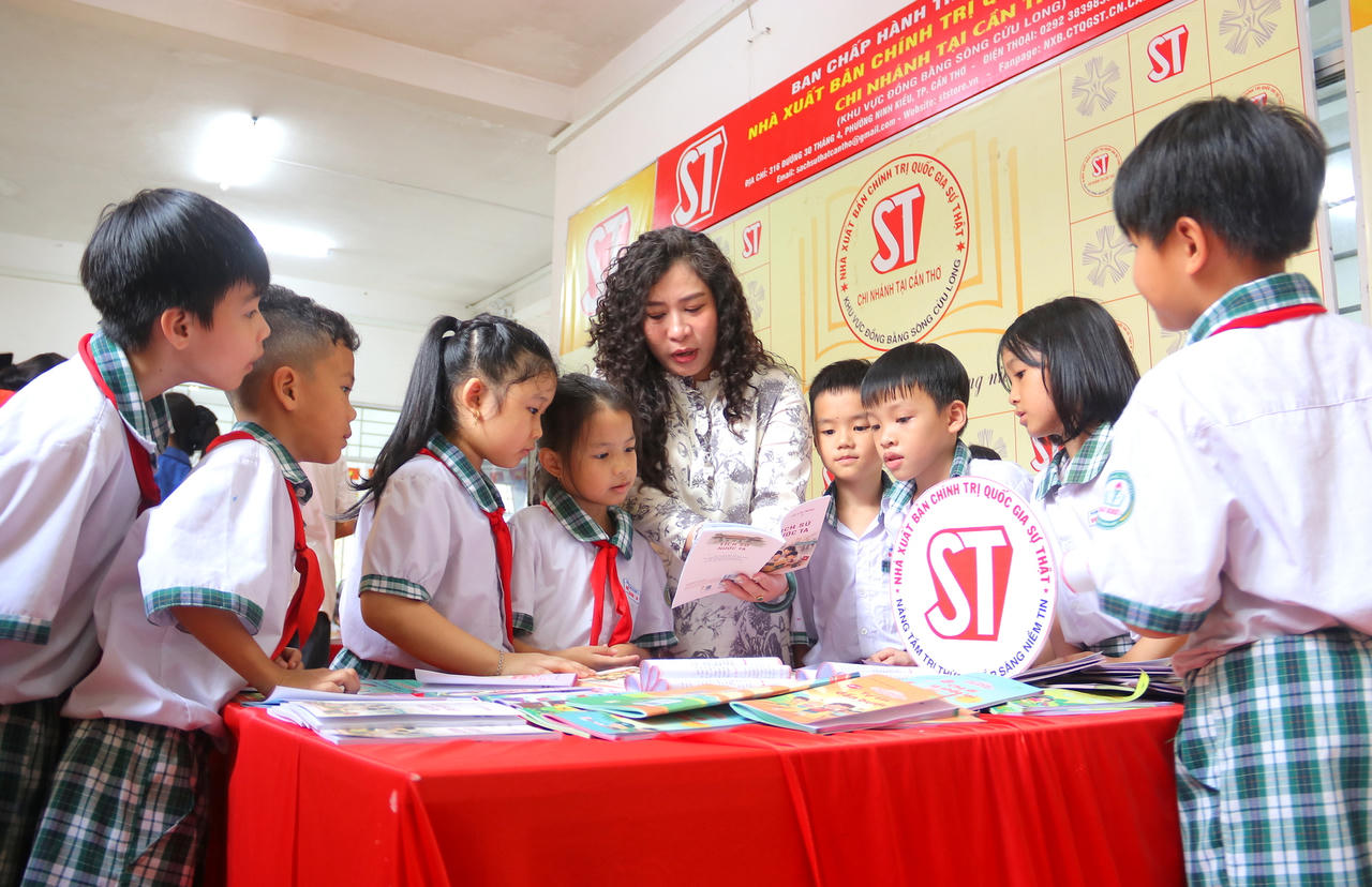 Bà Phạm Vũ Phương Linh - Giám đốc Chi nhánh Nhà xuất bản Chính trị quốc gia Sự thật tại Cần Thơ giới thiệu với các em học về quyển sách&nbsp;“Lịch sử nước ta” của Chủ tịch Hồ Chí Minh