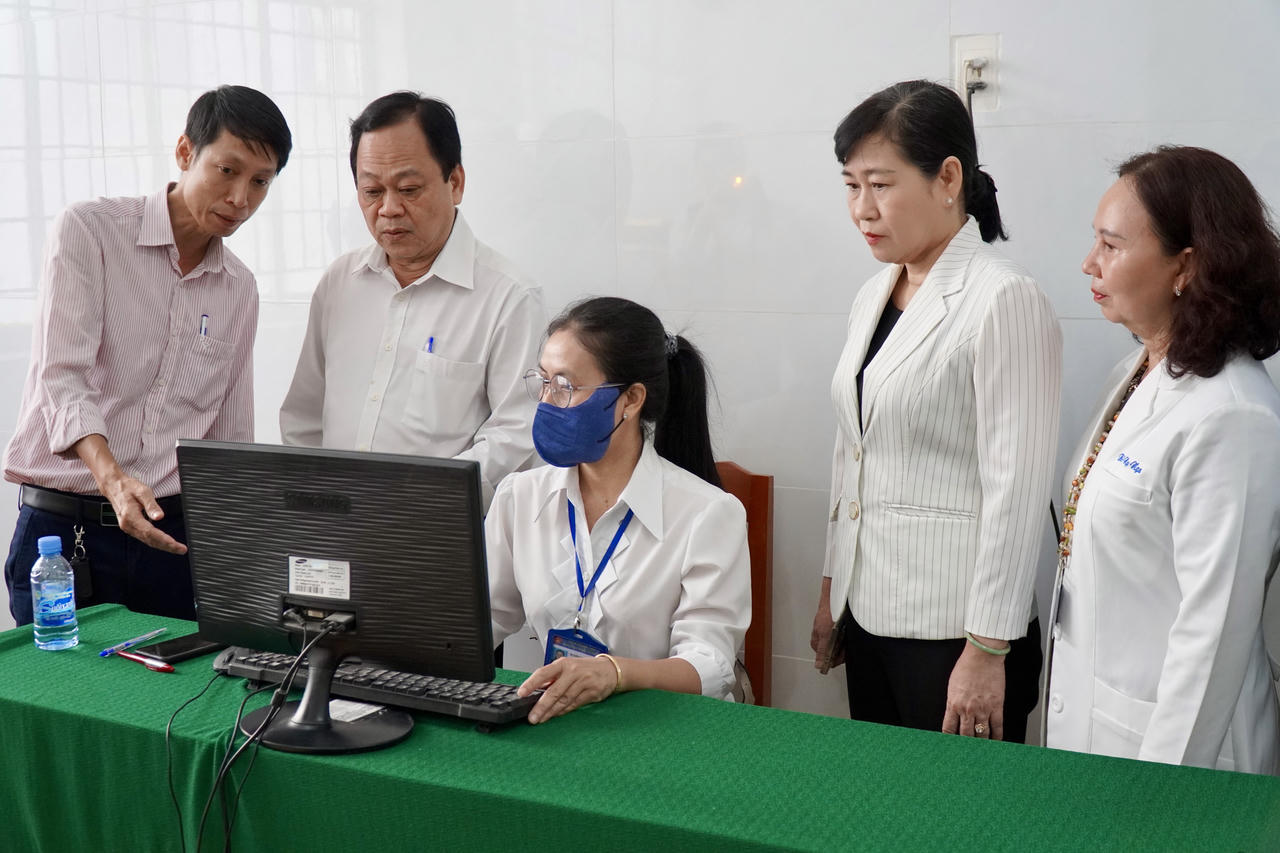 Phó Bí thư Tỉnh ủy Đồng Tháp Châu Thị Mỹ Phương đến xem quy trình khám sức khỏe cho người dân