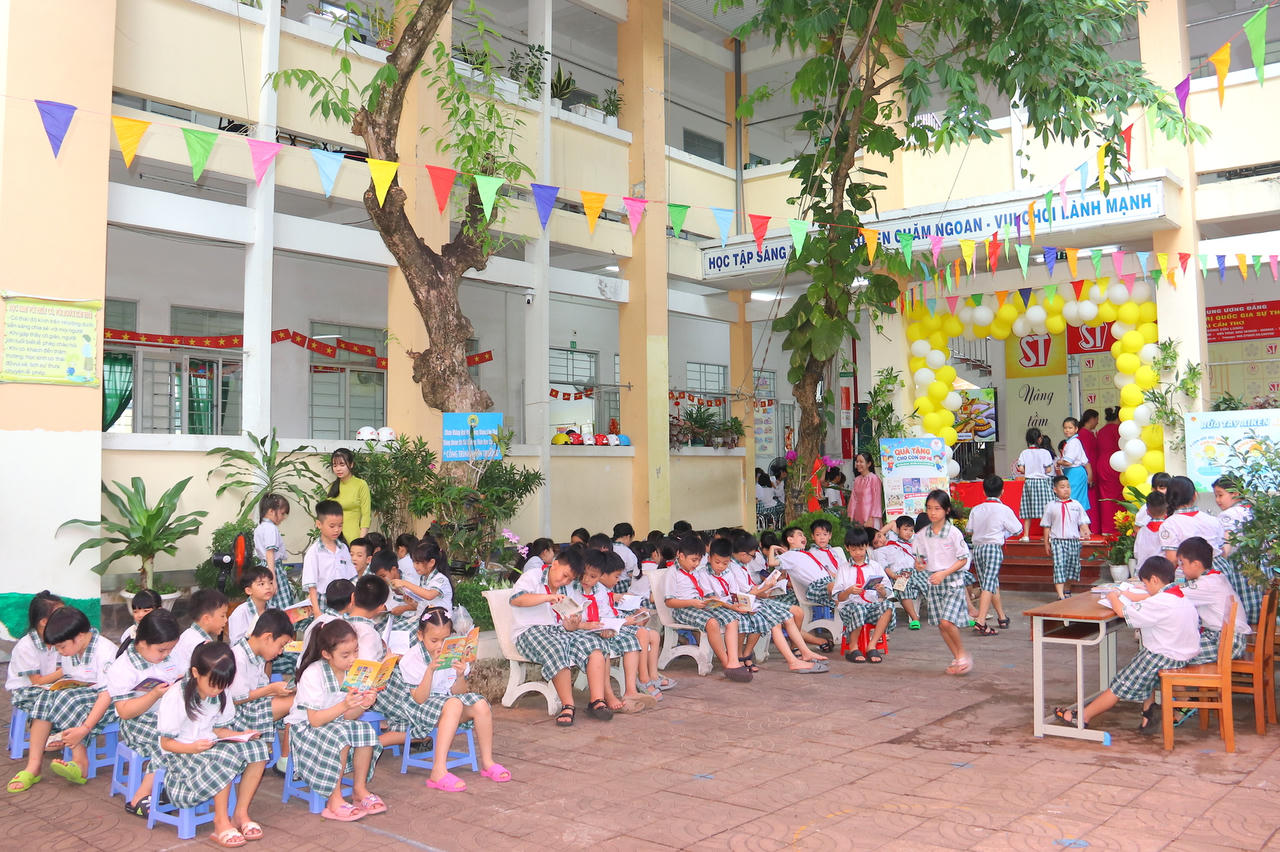 Học sinh thích thú với không gian hội sách chào hè