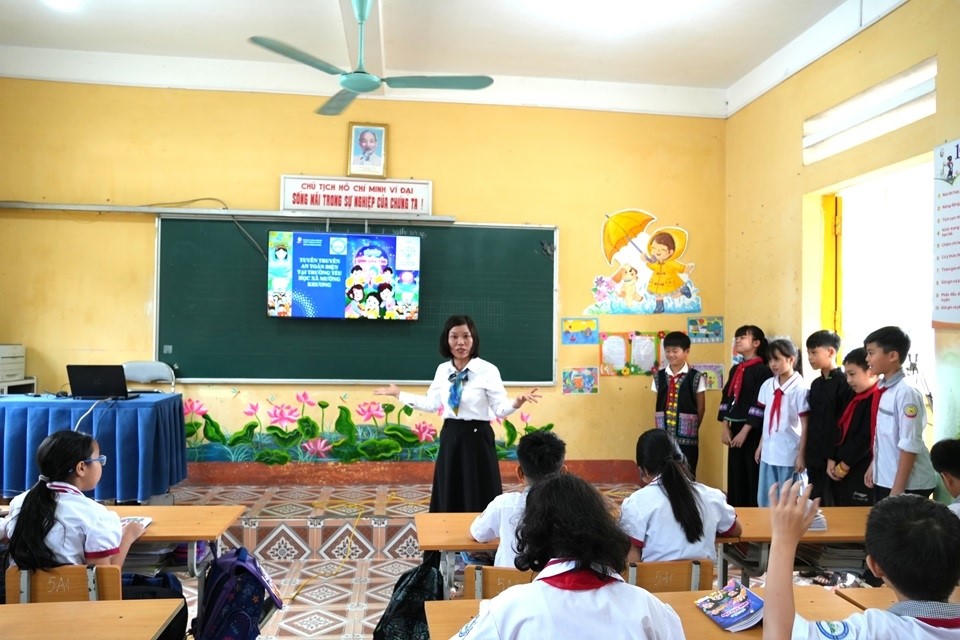 Học sinh Trường Tiểu học Mường Khương tham gia hoạt động trải nghiệm, tìm hiểu kiến thức sử dụng điện an toàn, tiết kiệm.