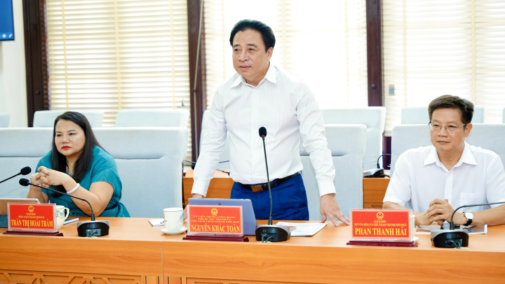 Chủ tịch UBND thành phố Nguyễn Khắc Toàn phát biểu tại buổi làm việc.