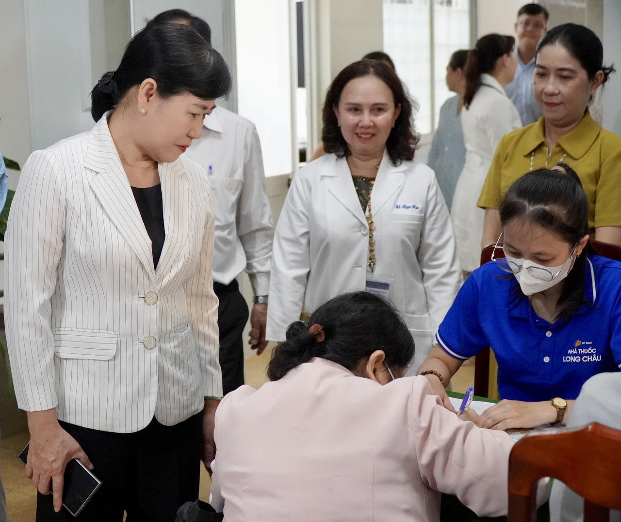 Phó Bí thư Tỉnh ủy Đồng Tháp Châu Thị Mỹ Phương đến xem quy trình khám sức khỏe cho người dân