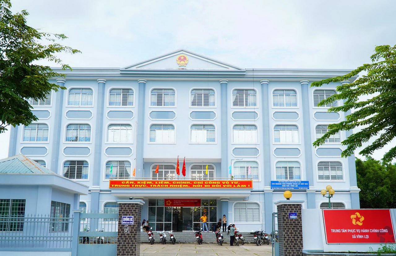 Trung tâm Phục vụ hành chính công xã Vĩnh Lợi, đặt tại ấp Xẻo Chích, phục vụ nhu cầu giải quyết thủ tục hành chính cho người dân địa phương.
