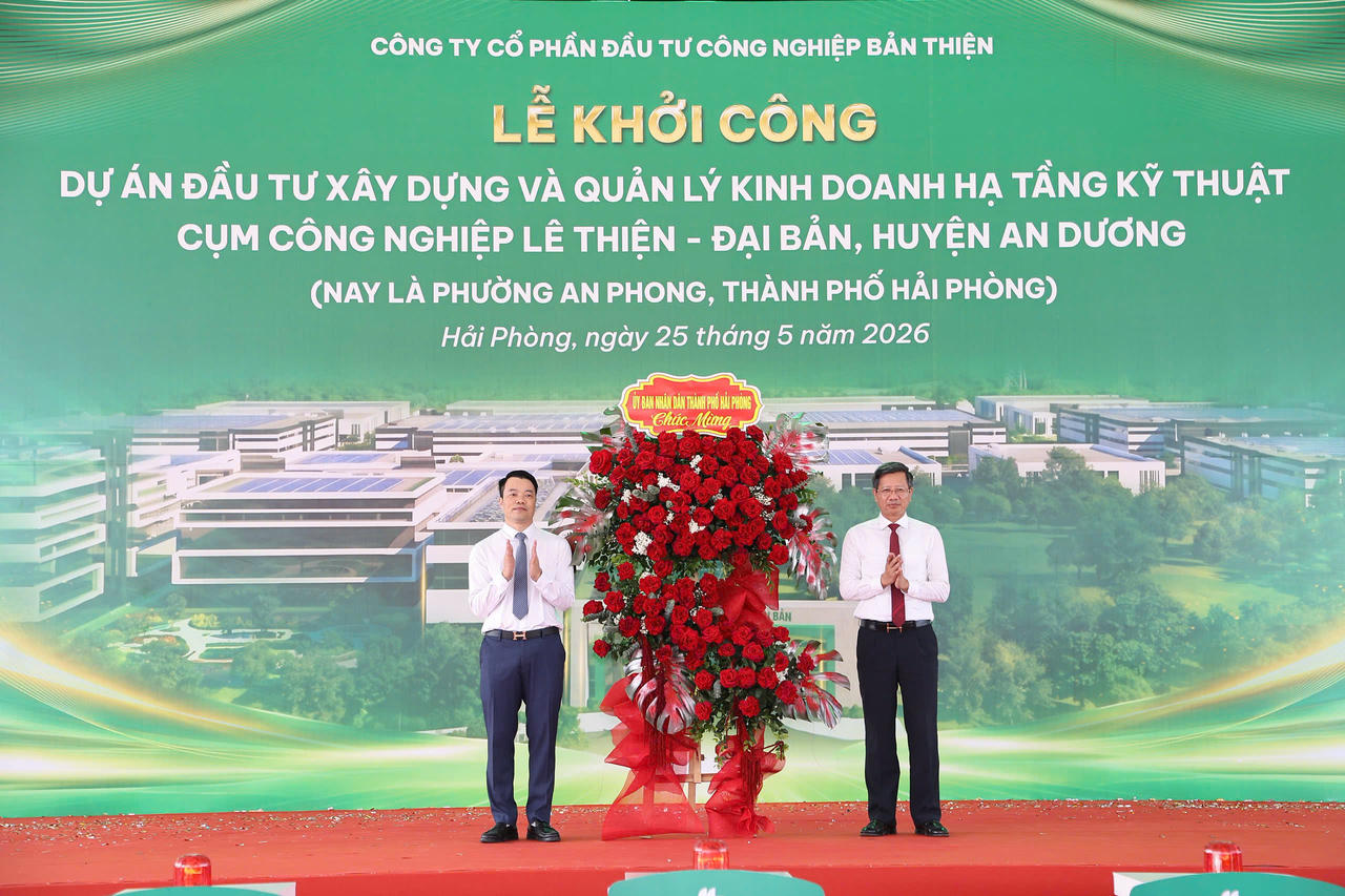 Phó&nbsp;Chủ tịch Thường trực UBND TP Hải Phòng Lê Anh Quân tặng hoa chúc mừng Chủ đầu tư dự án.