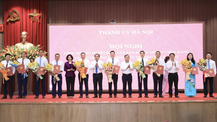 Thành ủy Hà Nội công bố các quyết định về công tác cán bộ Thành ủy Hà Nội công bố các quyết định về công tác cán bộ