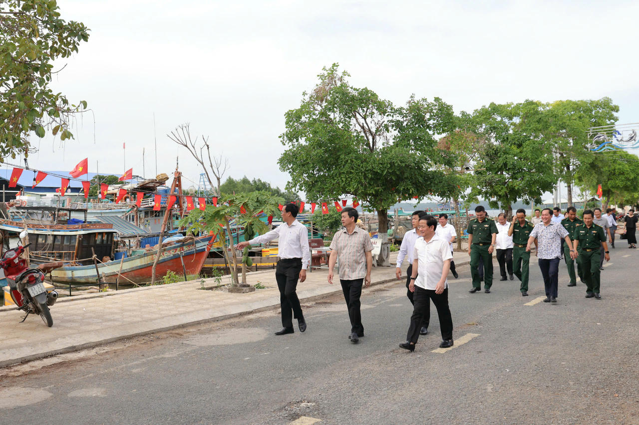 Lãnh đạo Thành Ủy TP Cần Thơ khảo sát Bến cảng Trần Đề (thuộc xã Trần Đề, TP Cần Thơ)