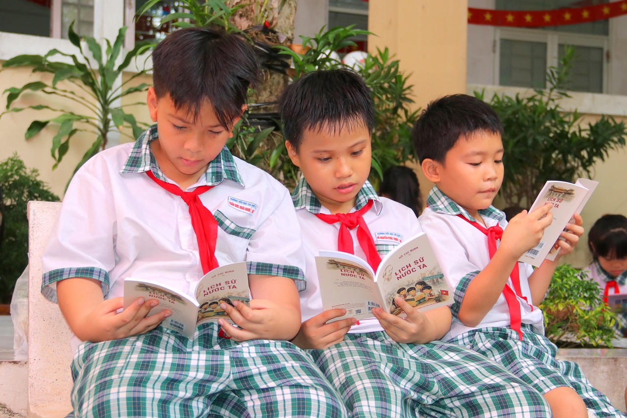 Các em học sinh thích thú và lựa chọn phiên bản truyện tranh tô màu tác phẩm “Lịch sử nước ta” của Chủ tịch Hồ Chí Minh 