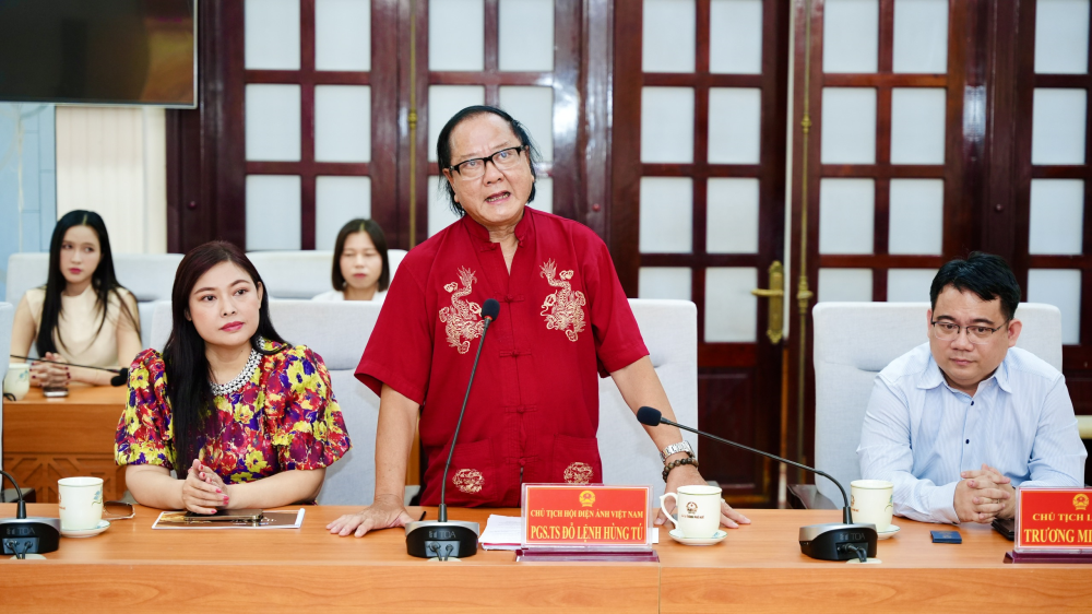 PGS. TS Đỗ Lệnh Hùng Tú, Chủ tịch Hội Điện ảnh Việt Nam trao đổi tại buổi làm việc