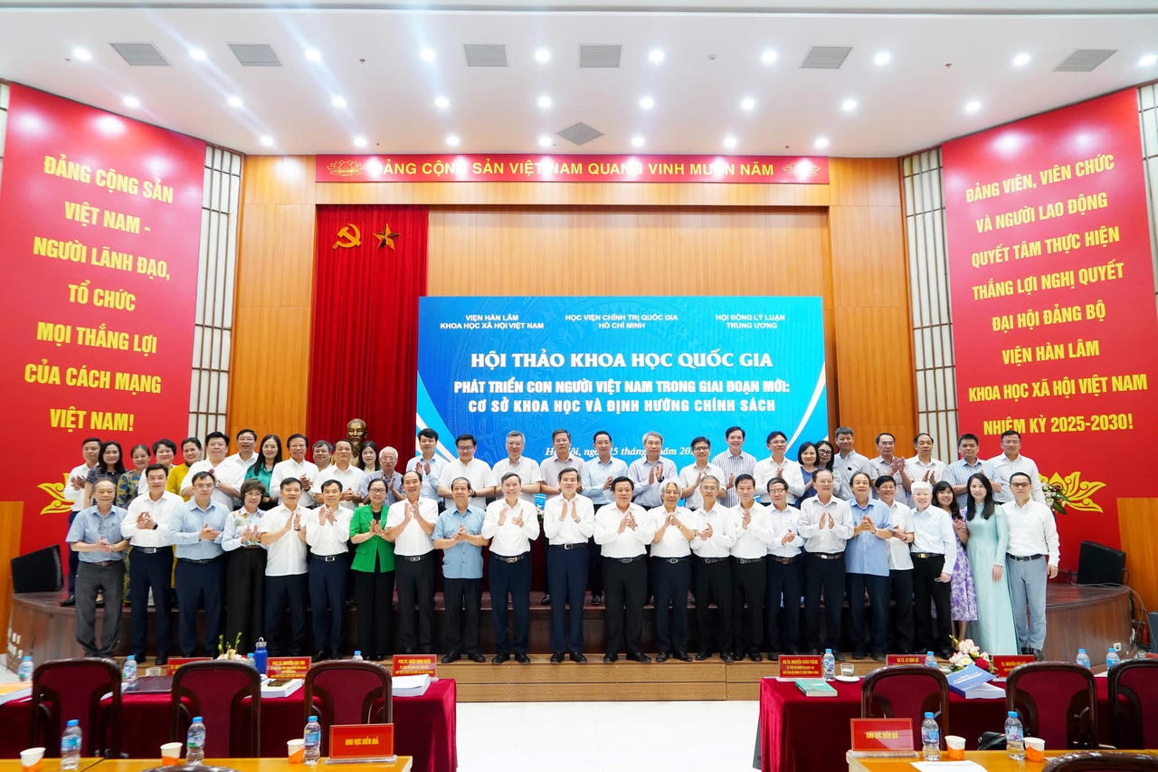 Phát triển con người Việt Nam giai đoạn mới phù hợp với thực tiễn phát triển của đất nước và xu thế thời đại