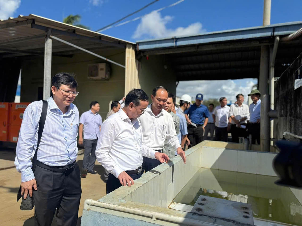 Đoàn công tác kiểm tra hệ thống nước thải tại Khu XLCTTT Tóc Tiên. (Ảnh trong bài: Tiến Dũng)