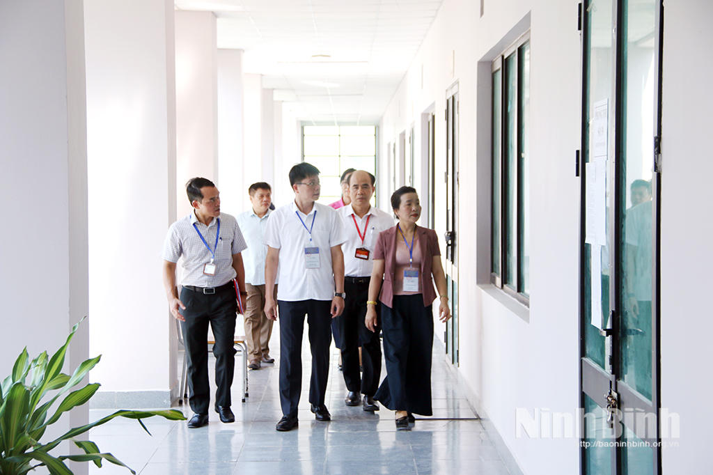 Ông Ngô Quang Tuệ, Phó Giám đốc Sở Giáo dục và Đào tạo kiểm tra công tác coi thi tại Trường THPT chuyên Biên Hòa. Ảnh: Trần Ích