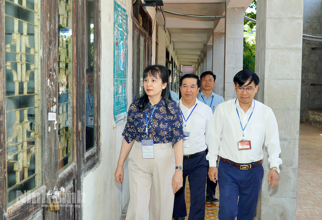 Bà Nguyễn Thị Minh Nguyệt, Phó Giám đốc Sở Giáo dục và Đào tạo kiểm tra công tác coi thi tại Trường THPT chuyên Lê Hồng Phong. Ảnh: Diệu Linh