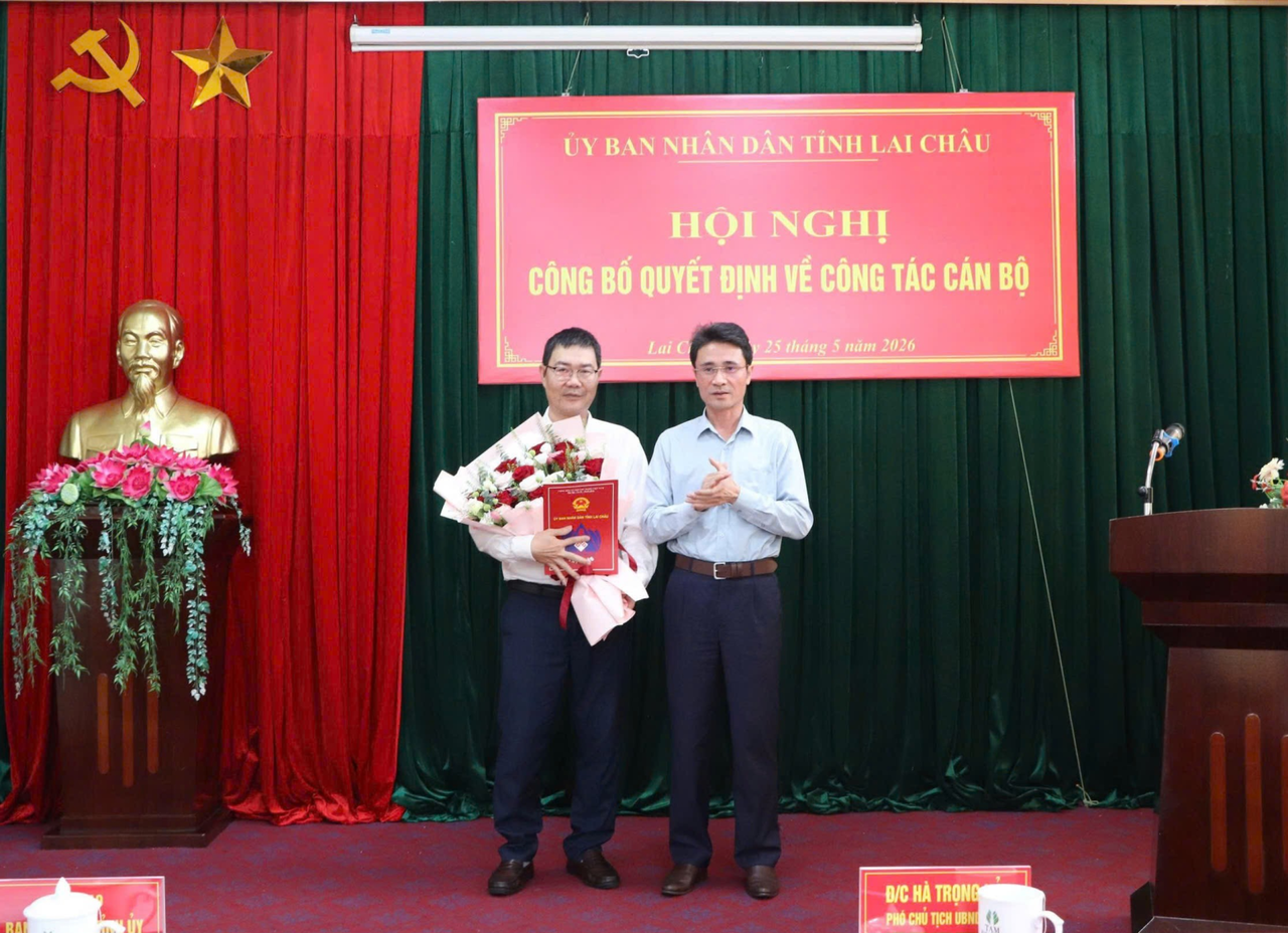 Phó Chủ tịch UBND tỉnh Lai Châu Hà Trọng Hải trao Quyết định và tặng hoa chúc mừng tân Phó Giám đốc Sở Nông nghiệp và Môi trường Nguyễn Phương Hạnh.