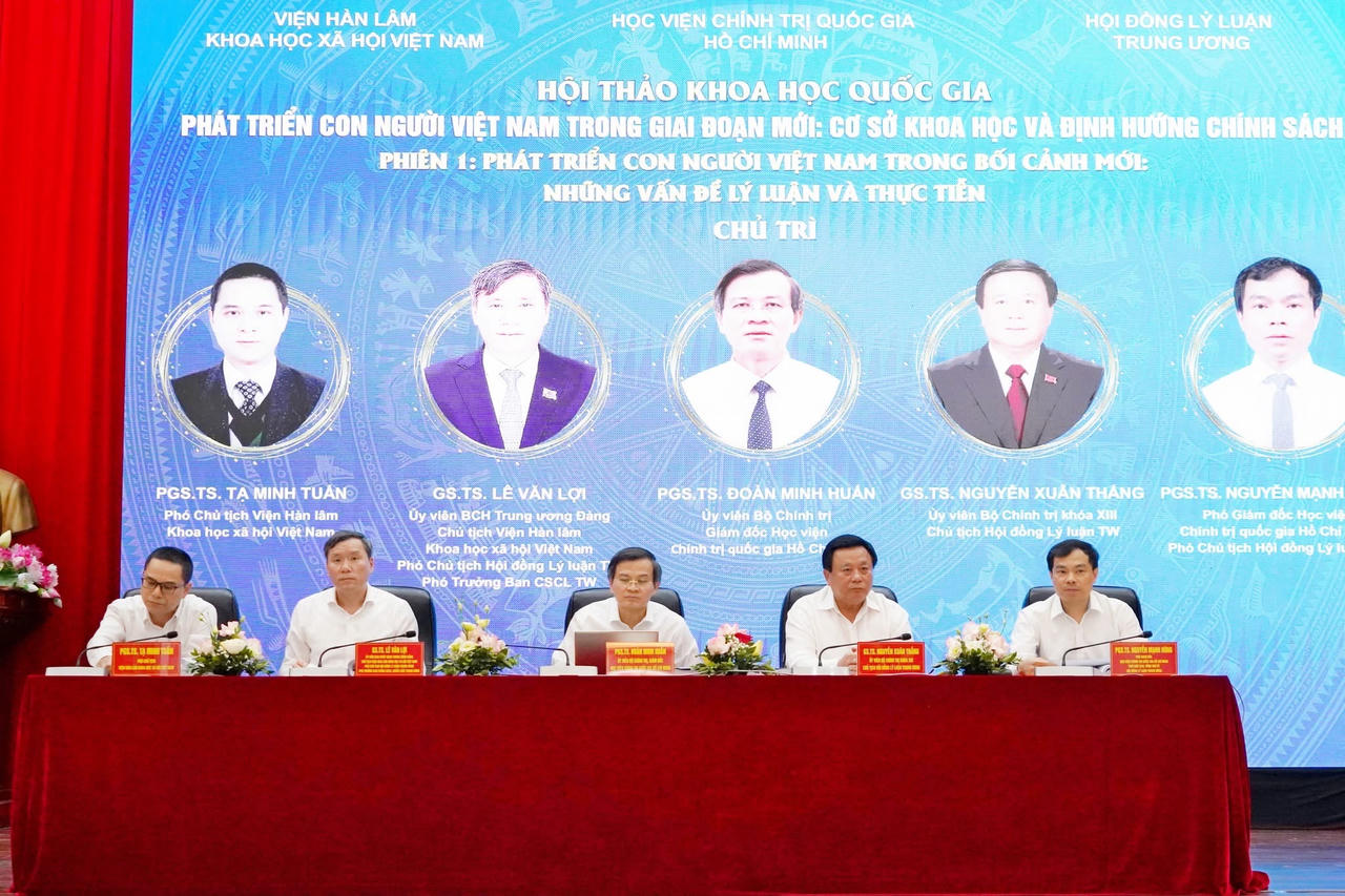 Chủ trì Hội thảo.