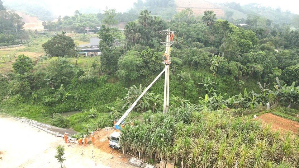 Nhân viên Công ty Điện lực Lào Cai kiểm tra, xử lý thiết bị trên lưới điện nhằm bảo đảm vận hành an toàn, ổn định trong mùa nắng nóng.