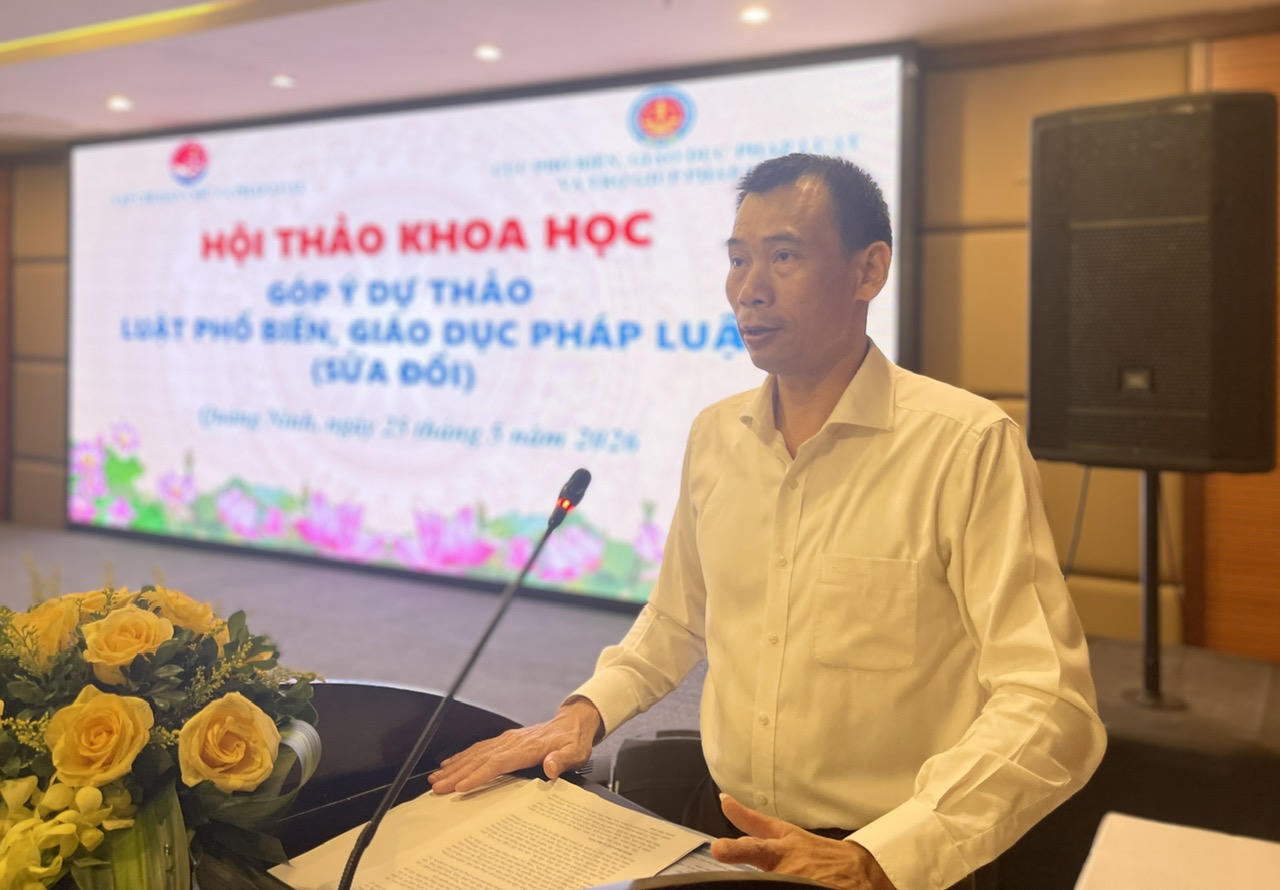 Ông Trương Thế Côn – Tổng Biên tập Tạp chí Dân chủ và Pháp luật, phát biểu tại hội nghị.