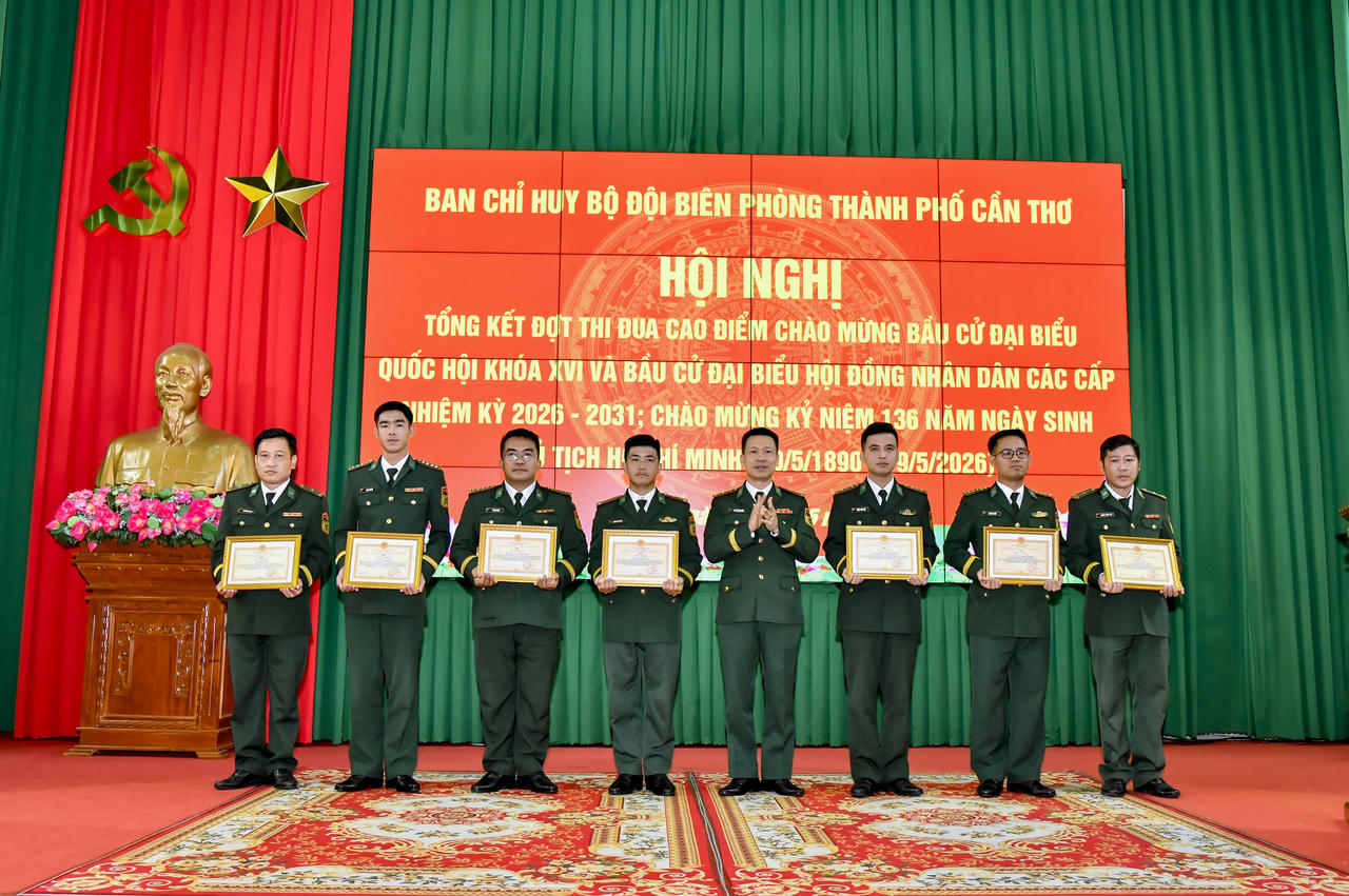 Đại tá Phạm Lê Xuân Bình - Chỉ huy trưởng BĐBP TP trao giấy khen cho tập thể, cá nhân