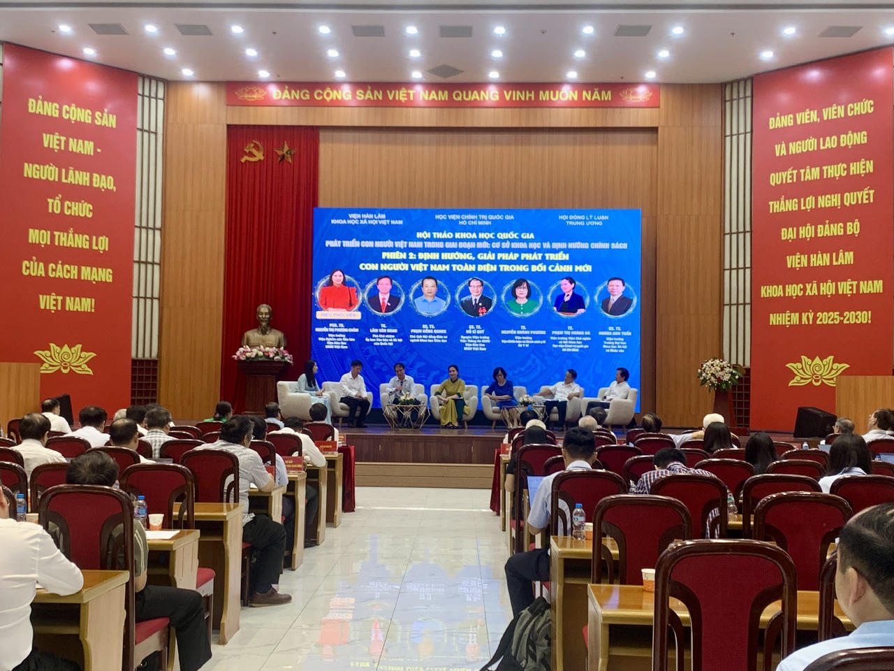 Phiên Hội thảo bàn tròn.