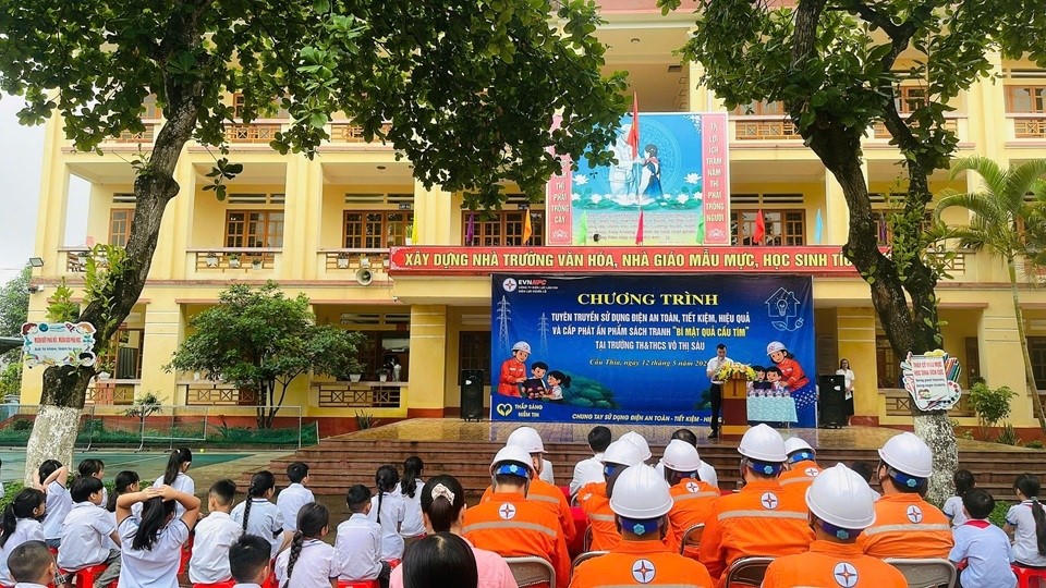 Công ty Điện lực Lào Cai tổ chức tuyên truyền sử dụng điện an toàn, tiết kiệm cho học sinh trên địa bàn tỉnh.