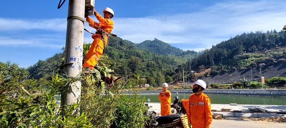 Nhiều tổ công tác phải làm việc liên tục ngoài hiện trường để kịp thời xử lý các tồn tại trên lưới điện