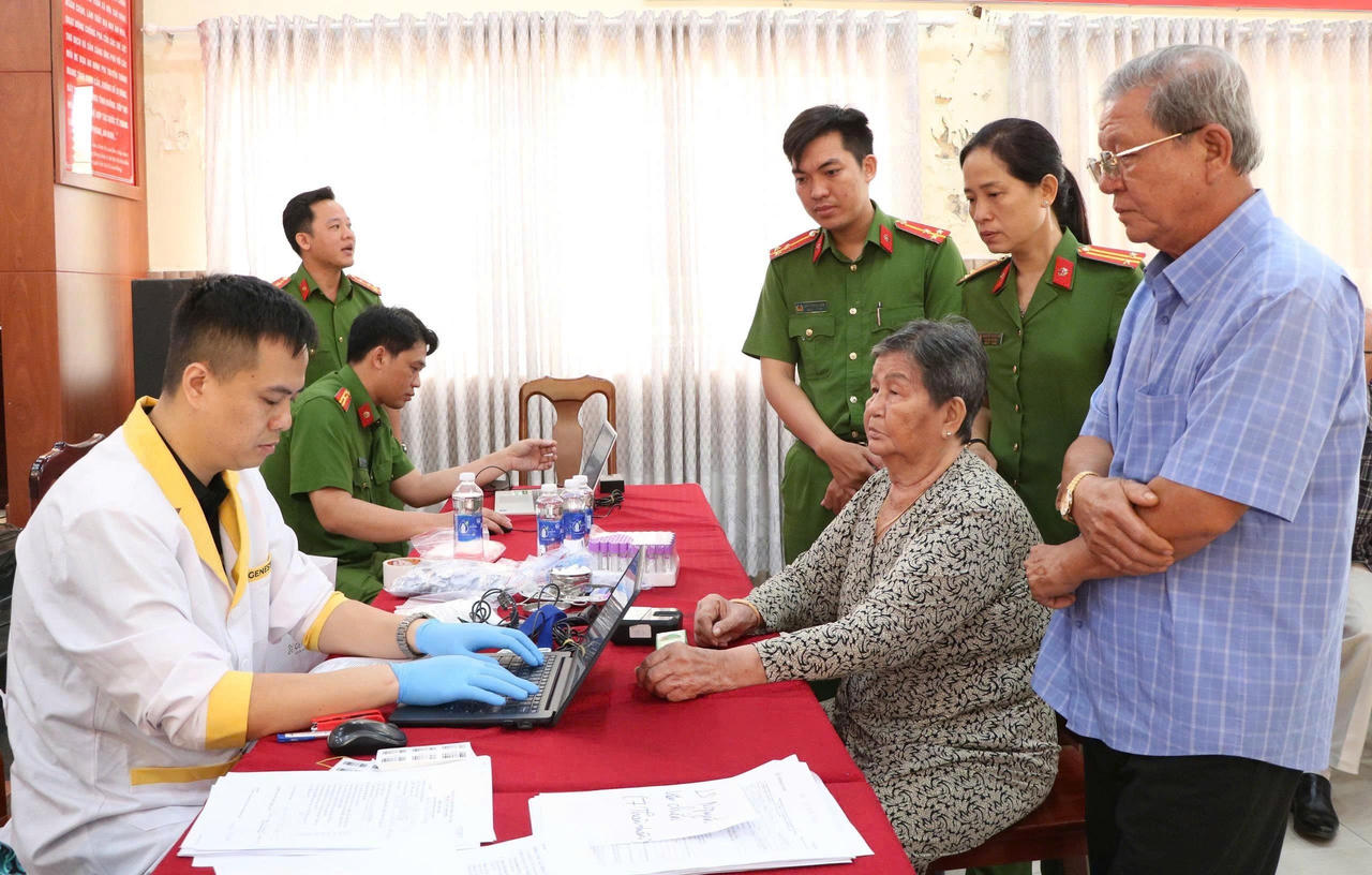 Cán bộ phòng Cảnh sát QLHC về TTXH tổ chức thu nhận mẫu AND thân nhân liệt sĩ chưa xác định danh tính
