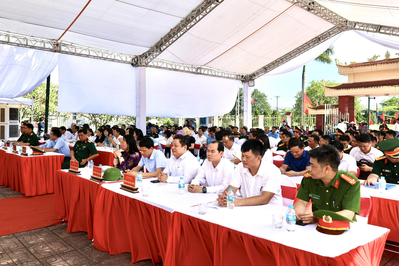 Đông đảo người dân cùng các đại biểu tham dự hoạt động