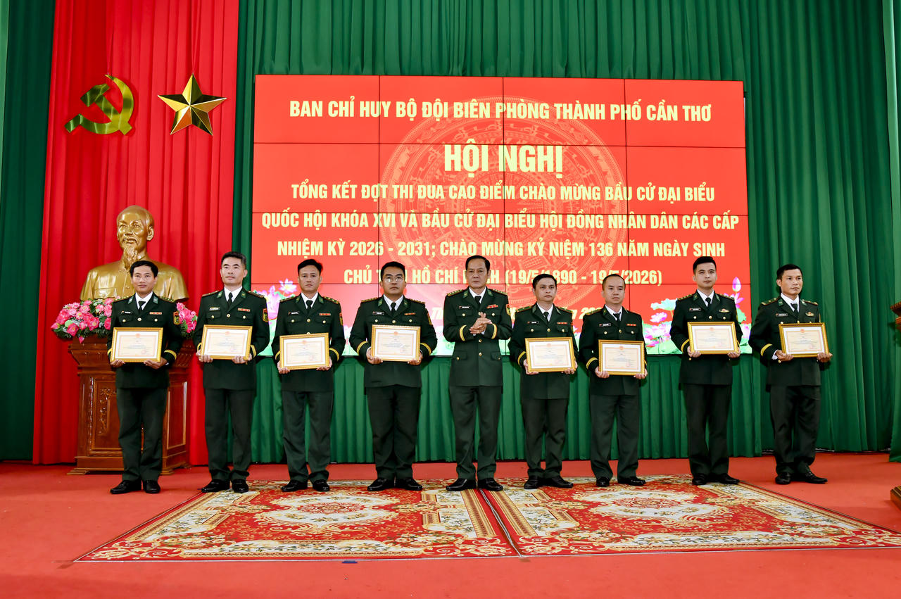 Đại tá Huỳnh Thanh Hùng - Chính ủy BĐBP TP trao giấy khen cho các tập thể, cá nhân
