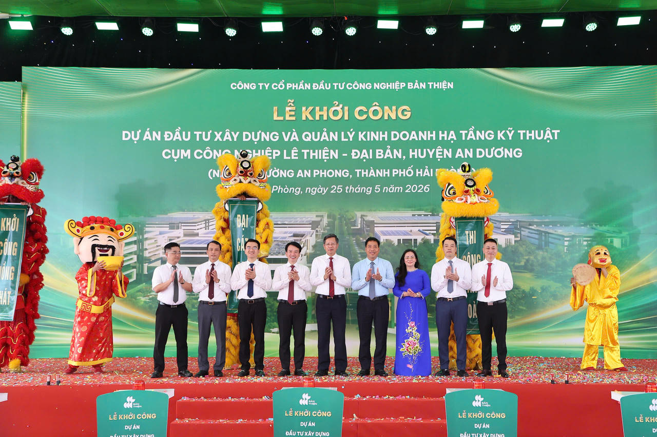 Các đại biểu chụp ảnh lưu niệm tại Lễ khởi công.