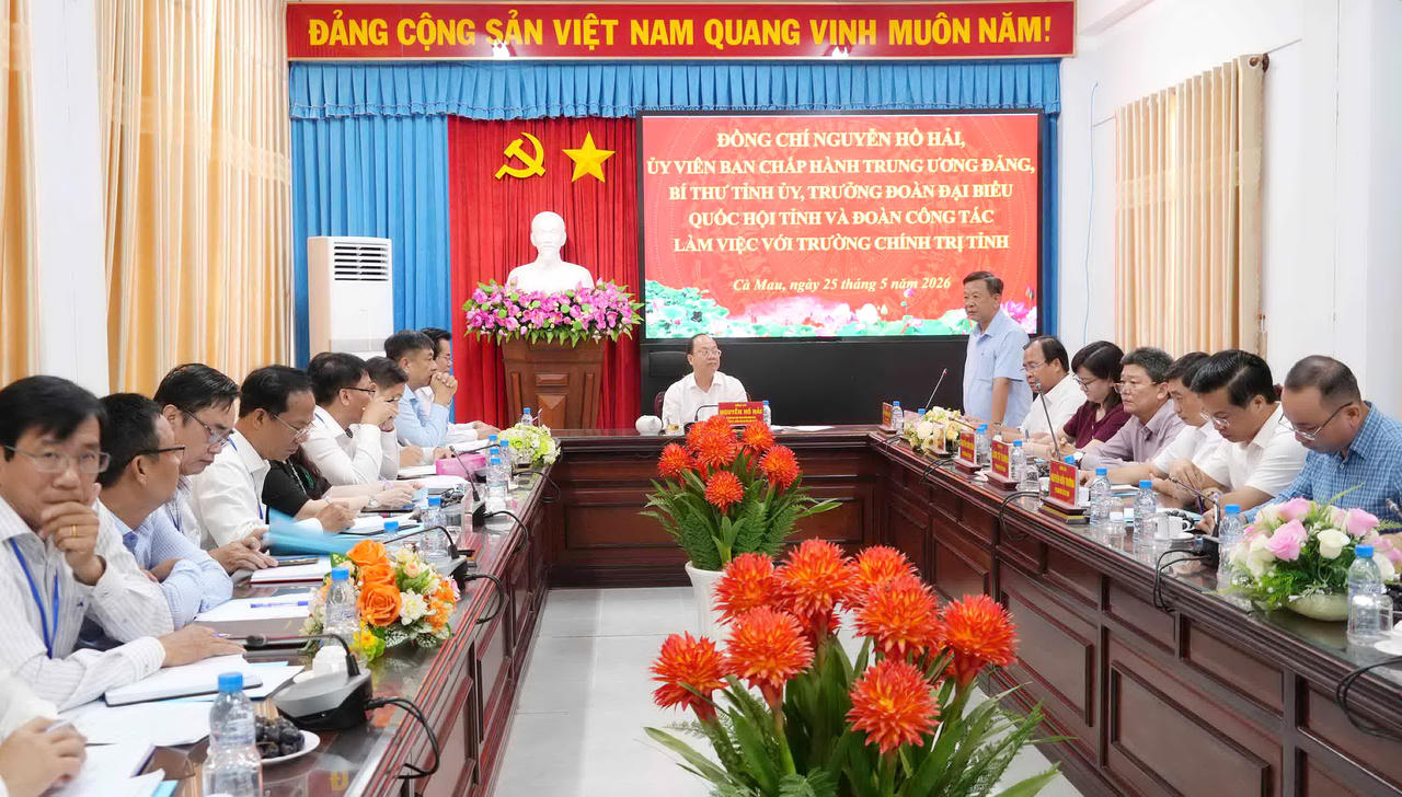 Ông Hồ Trung Việt - Ủy viên BTV Tỉnh ủy, Trưởng Ban Tuyên giáo và Dân vận Tỉnh ủy Cà Mau, trao đổi tại buổi làm việc.