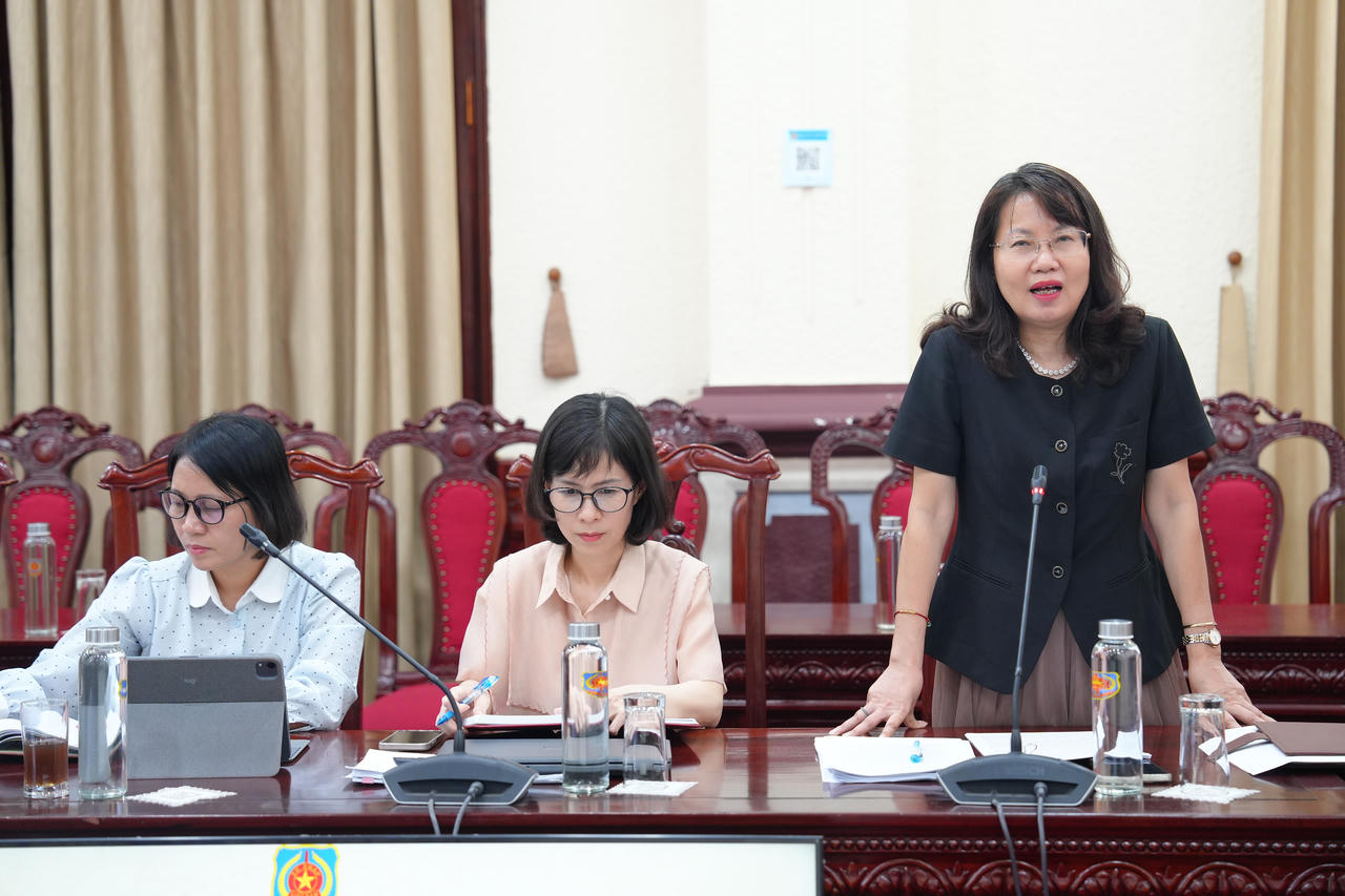 Vụ trưởng Phan Thị Hồng Hà báo cáo tại buổi làm việc.