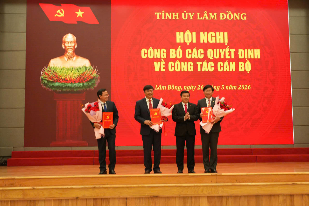 Ủy viên Trung ương Đảng, Bí thư Tỉnh ủy Lâm Đồng Y Thanh Hà Niê Kđăm (thứ 2 từ phải sang) chúc mừng các lãnh đạo được bổ nhiệm chức vụ mới.