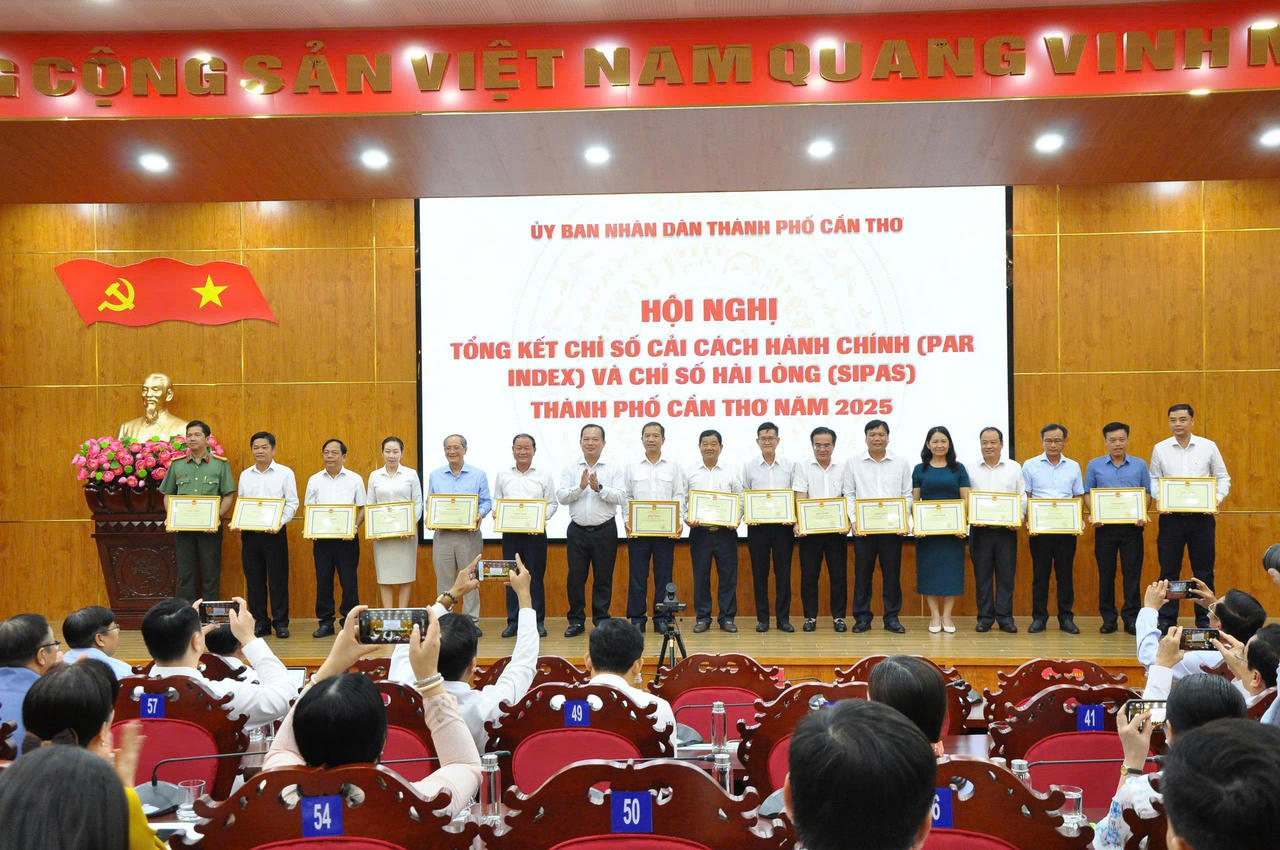 Lãnh đạo UBND TP Cần Thơ trao tặng Bằng khen cho các tập thể có thành tích xuất sắc trong tham mưu thực hiện công tác cải cách hành chính nhà nước năm 2025 trên địa bàn TP Cần Thơ.