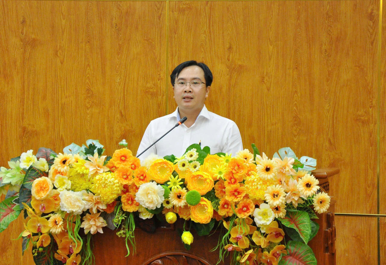 TS. Lê Thanh Hòa, Quyền Viện trưởng Viện Kinh tế - Xã hội thành phố Cần Thơ, báo cáo kết quả thực hiện khảo sát chỉ số hài lòng (SIPAS) năm 2025 tại hội nghị.