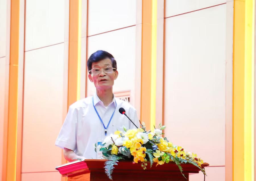 Ông Phùng Quốc Lập - Phó Giám đốc Sở GD&ĐT tỉnh Phú Thọ thông qua nội quy, quy chế tuyển dụng. Ảnh: M.S