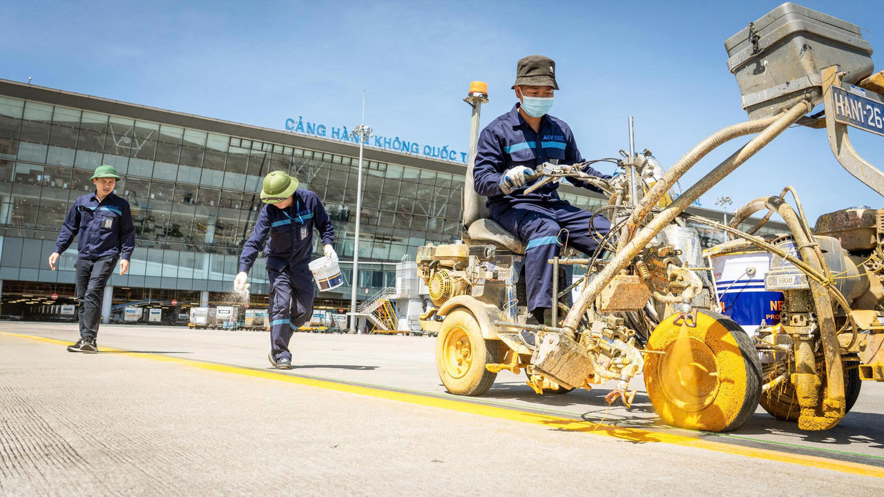 Hoạt động trong khu bay trong điều kiện nắng nóng.