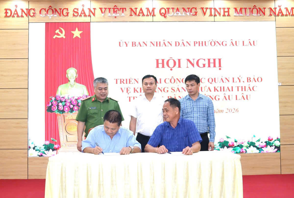 Các doanh nghiệp và tổ dân phố trên địa bàn phường ký cam kết.