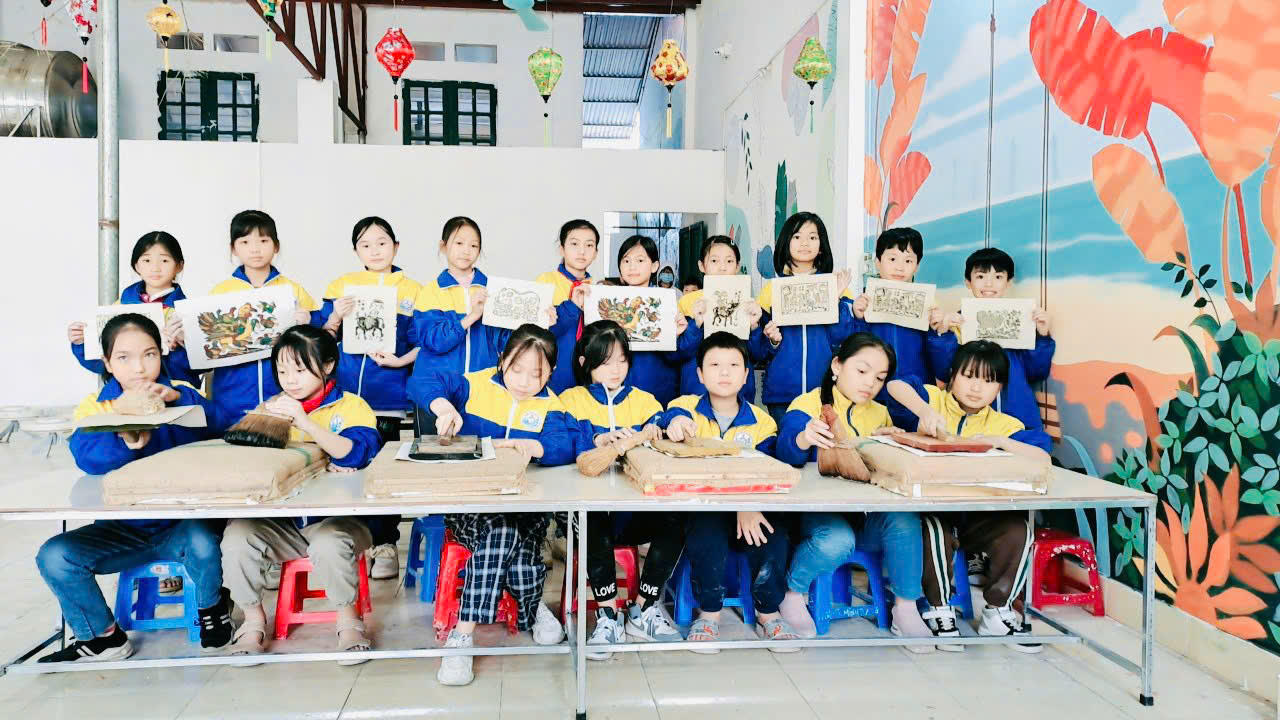 Một giờ học trải nghiệm, tìm hiểu và thực hành làm tranh dân gian truyền thống của các em học sinh nhà trường nhằm giữ gìn bản sắc văn hóa dân tộc.