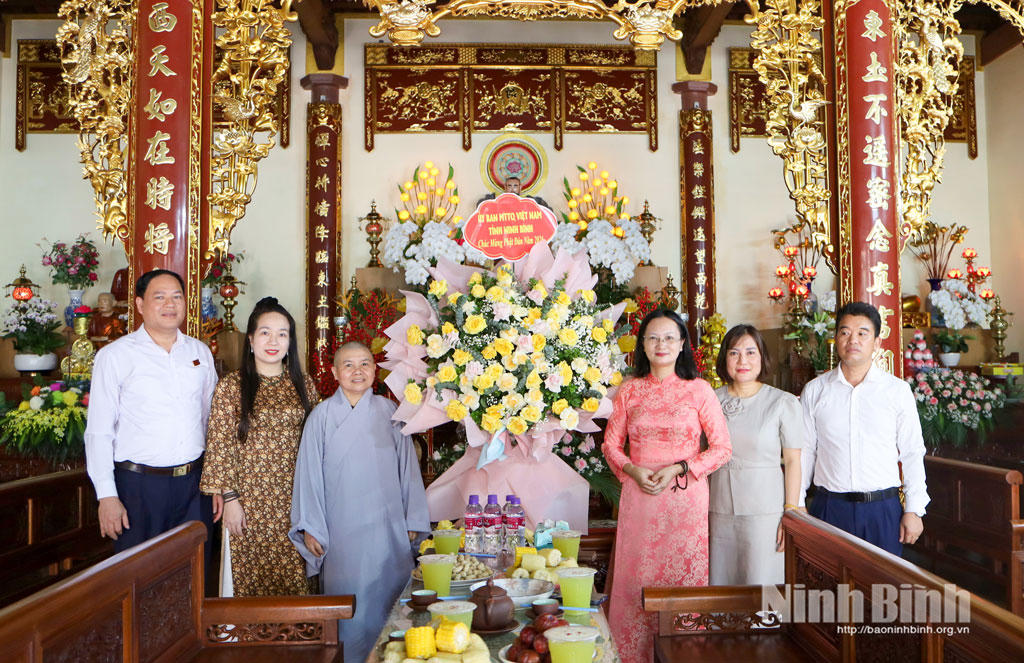 Bà Trần Thị Ngân, Phó Chủ tịch Ủy ban MTTQ Việt Nam tỉnh tặng hoa chúc mừng Ni trưởng Thích Đàm Đạt, nguyên Phó trưởng Ban Trị sự Giáo hội Phật giáo Việt Nam tỉnh, tại chùa La Hào, xã Bình Mỹ. Ảnh: Nguyễn Oanh
