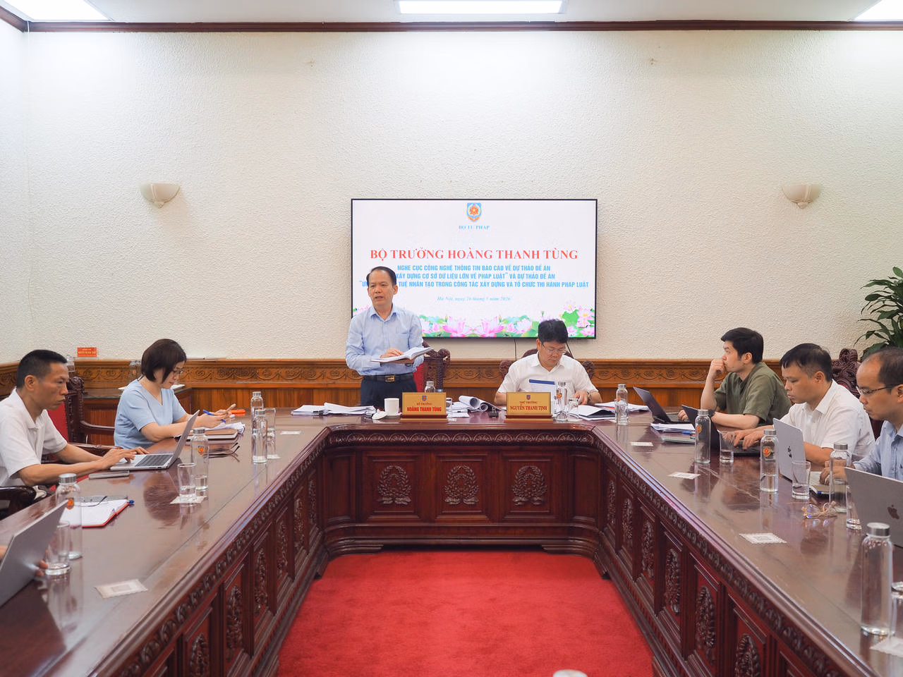 Ảnh đại diện bài viết: toàn cảnh buổi làm việc.

