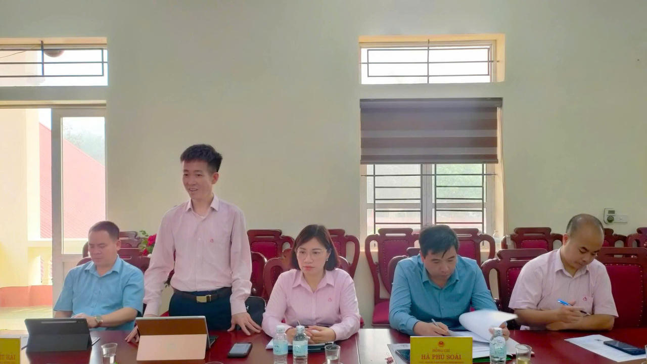 Giám đốc NHCSXH Tân Sơn - ông Tăng Tiến Sỹ phát biểu tại Hội nghị thành lập Ban đại diện Hội đồng quản trị NHCSXH cấp xã trên vùng núi cao Tân Sơn.