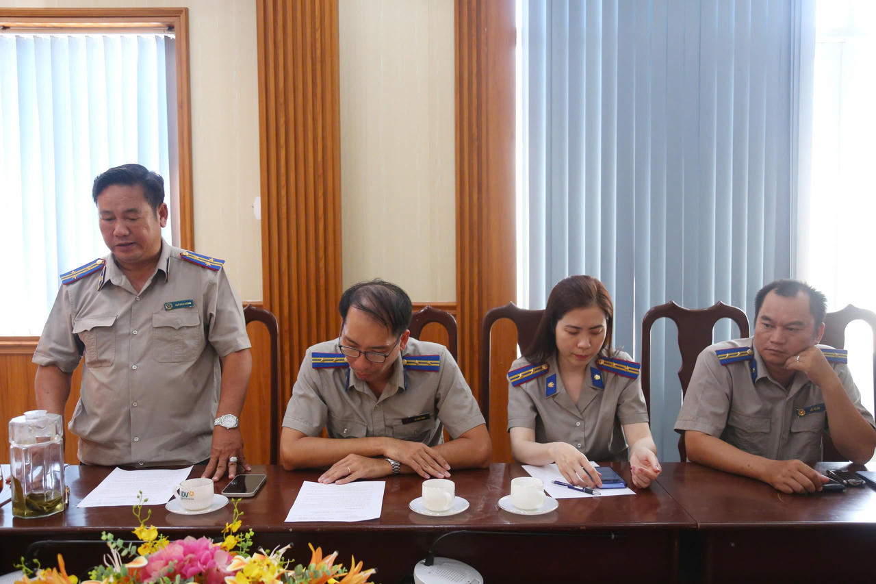 Ông Ngô Đình Hoàng và các Chấp hành viên Phòng THADS Khu vực 12, TP Hồ Chí Minh kể lại câu chuyện Thần đèn rời nhà.