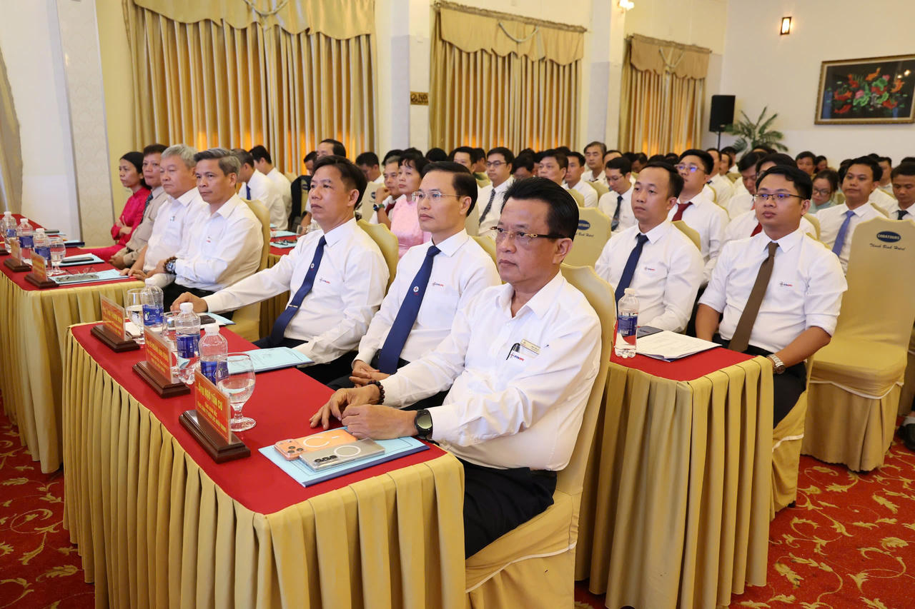 Tổng công ty Điện lực miền Trung (EVNCPC) tiếp tục khẳng định năng lực nghiên cứu, đổi mới sáng tạo khi có 13 giải pháp đoạt giải, gồm 01 giải Nhất, 02 giải Nhì, 04 giải Ba và 06 giải Khuyến khích. 