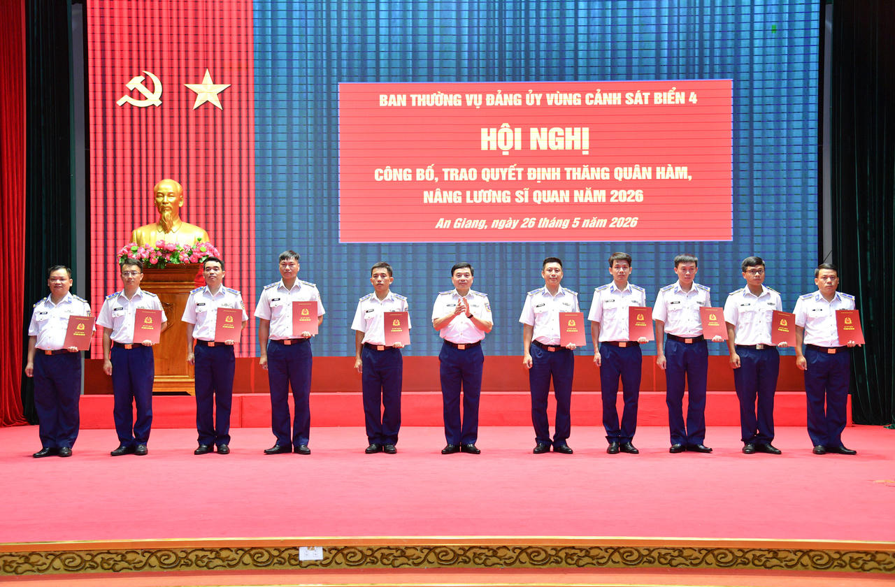 Ban Thường vụ Đảng ủy Vùng Cảnh sát biển 4 tổ chức trao quyết định thăng quân hàm, nâng lương sĩ quan năm 2026