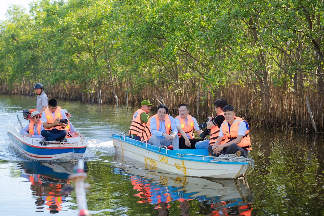 Chủ tịch UBND Thành phố Nguyễn Khắc Toàn khảo sát rừng ngập mặn Rú Chá.