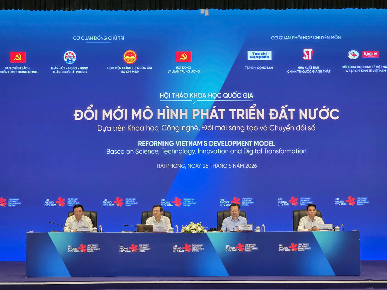 Các lãnh đạo chủ trì Hội thảo.