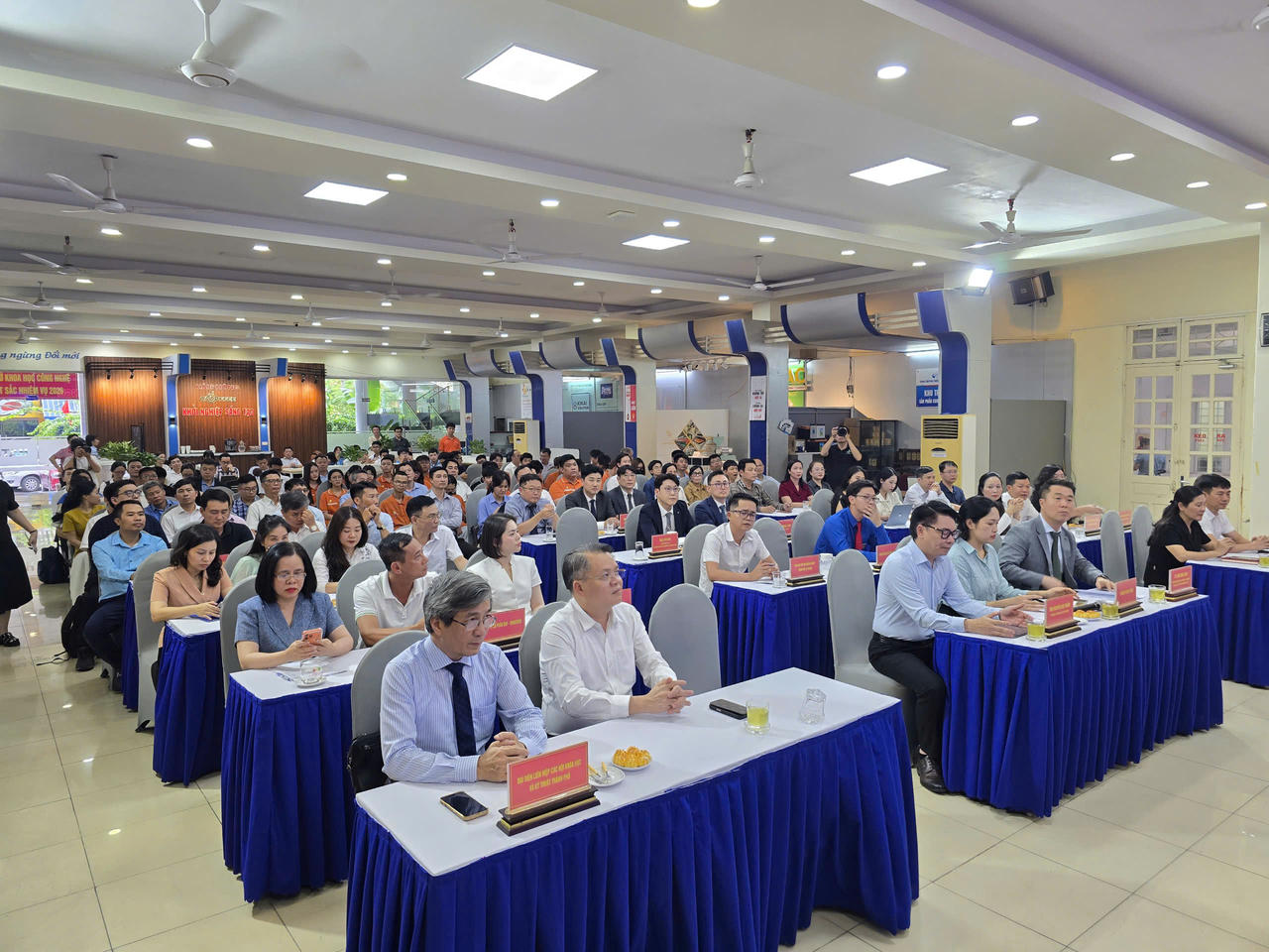 Các đại biểu tham dự hội nghị.